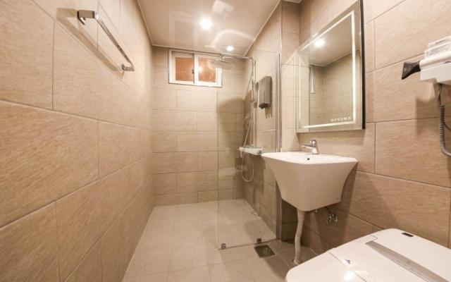 Koupelna v ubytování Divine Hotel