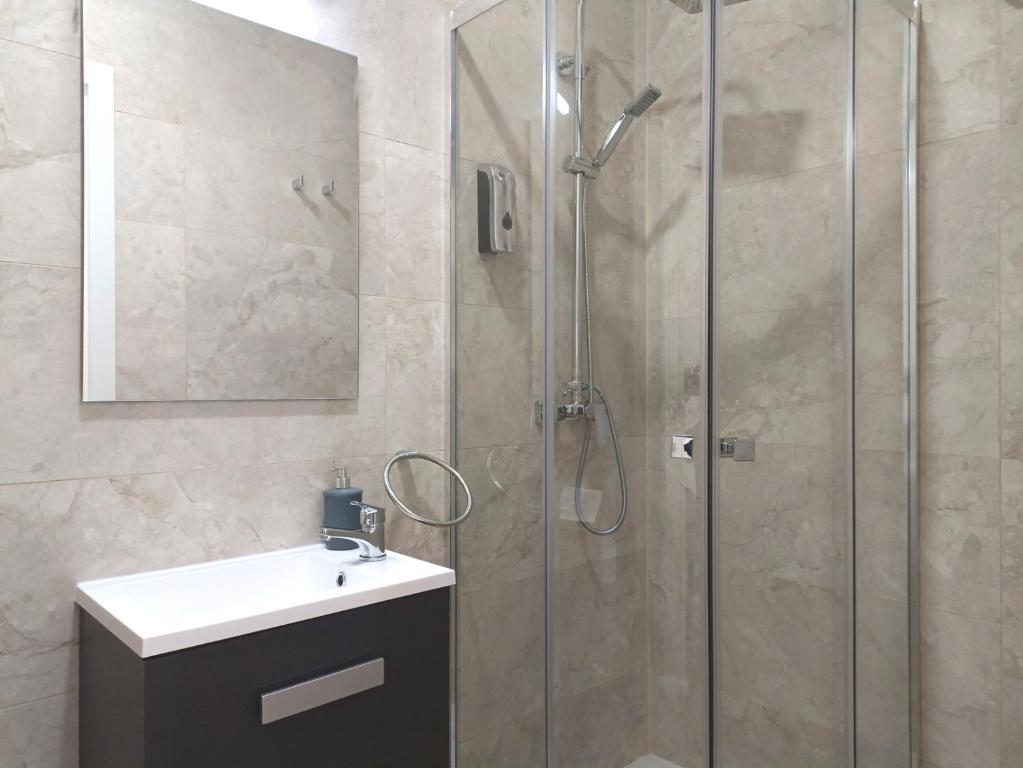 A bathroom at Casa de Huéspedes 12 Octubre Rooms