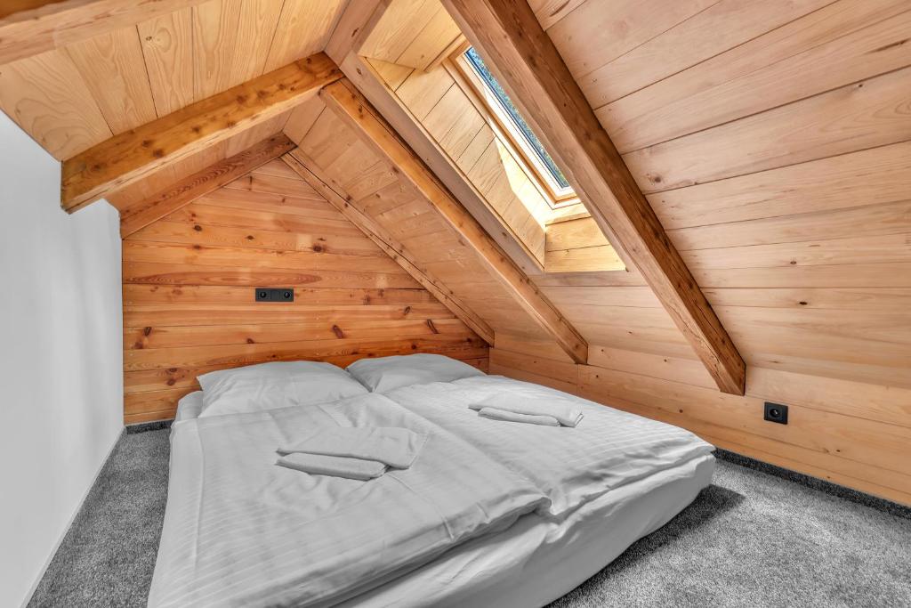Postel nebo postele na pokoji v ubytování Ludvíkova bouda