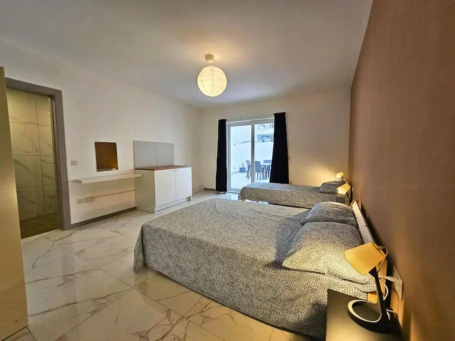 Sleeps 7 Spacious Apartment St Pauls Bay