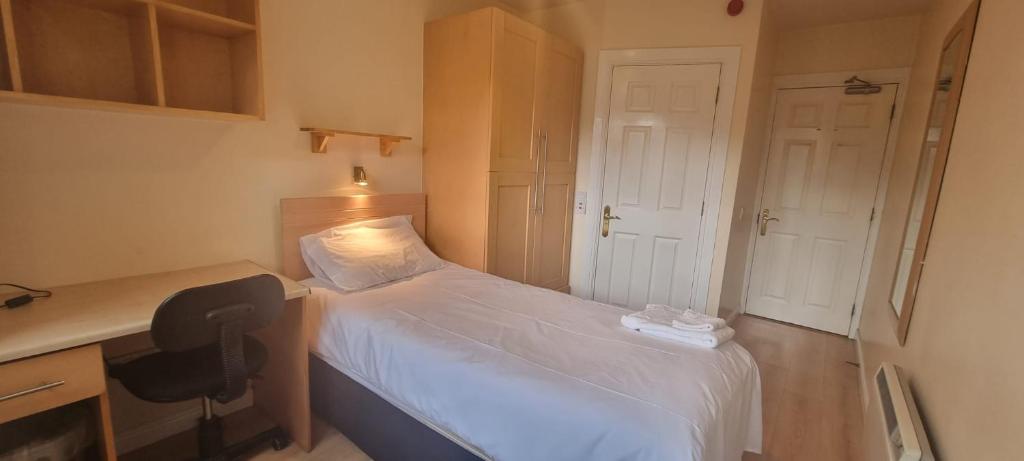Postel nebo postele na pokoji v ubytování StaySligo Rooms