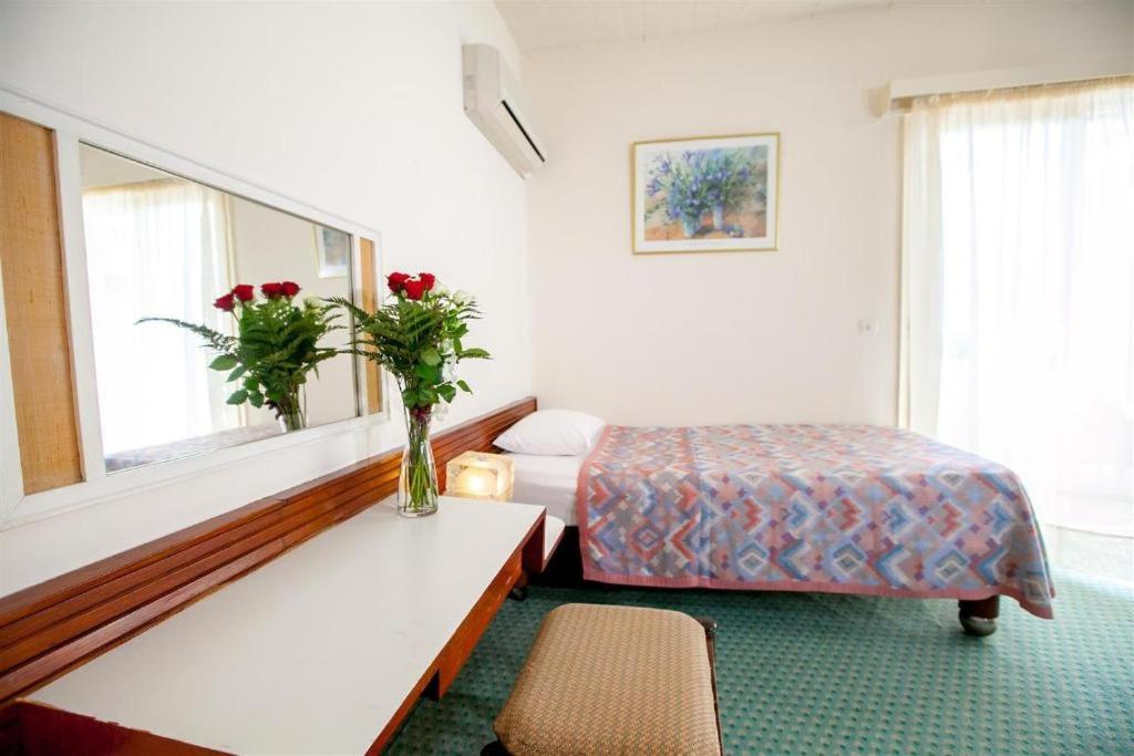 Postel nebo postele na pokoji v ubytování Hotel Theoxenia