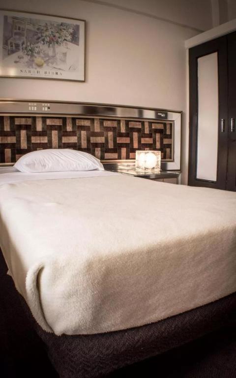 Postel nebo postele na pokoji v ubytování Hotel Theoxenia
