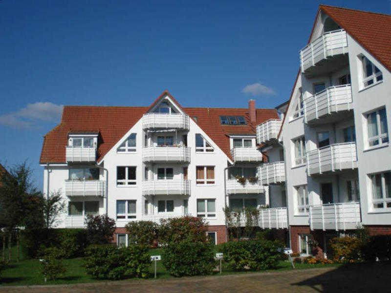 a large white apartment building with balconies at Kastanienallee zwischen Zentrum und Seebrücke in Graal-Müritz