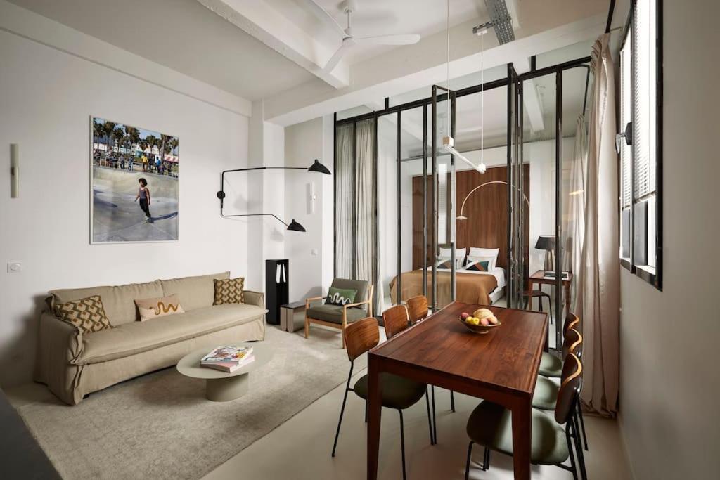 un salon avec un canapé et une table dans l'établissement Stylish Loft - 2BR and 2BA, à Paris