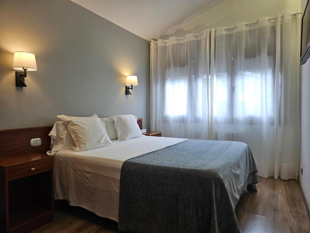 Postel nebo postele na pokoji v ubytování Hotel Les 7 Claus