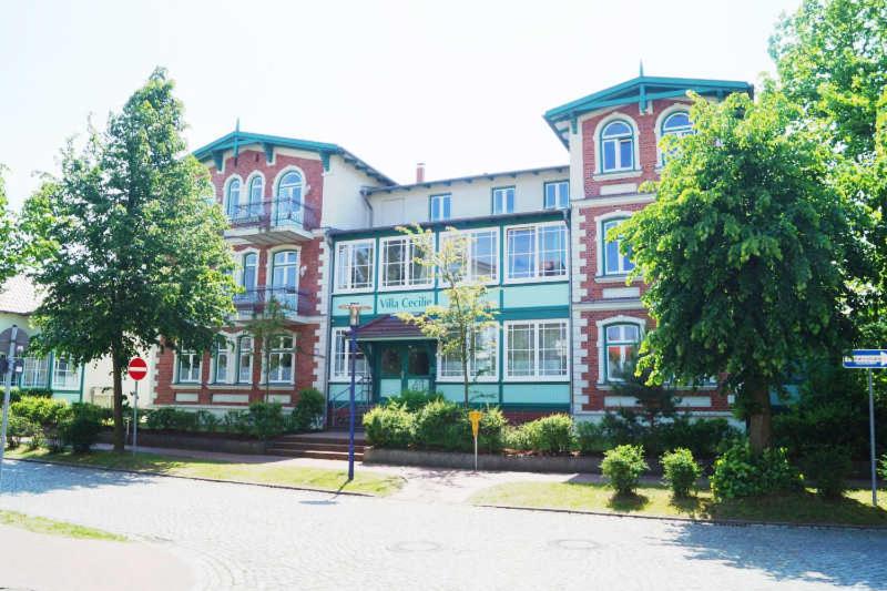a large brick building on the side of a street at Villa Cecilie - 500 m bis zum Strand in Graal