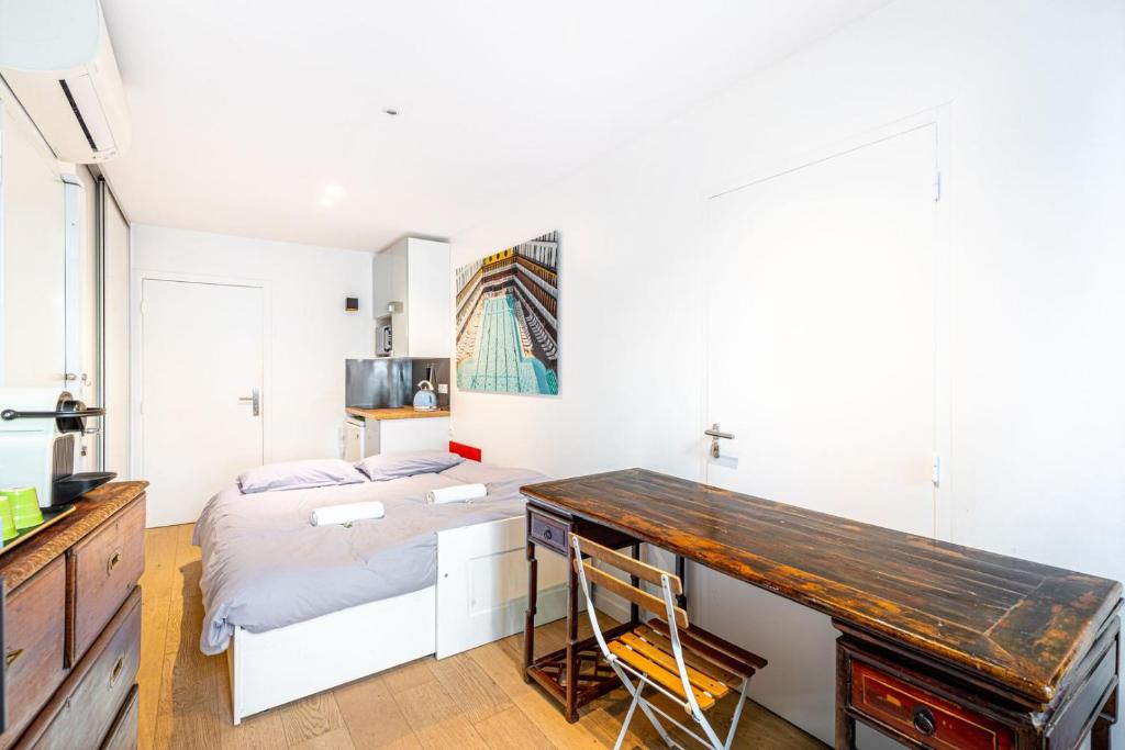 une chambre avec un lit et un bureau dans l'établissement Charming stay in the 16th, à Paris