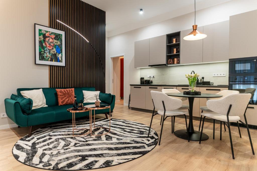 een woonkamer met een groene bank en een tafel bij Frida's Dream Suite in Boedapest