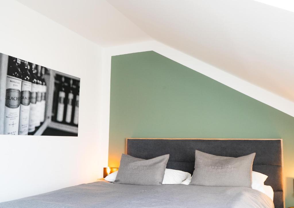 Postel nebo postele na pokoji v ubytování Kracher Hotel Doppelzimmer - inklusive Pool