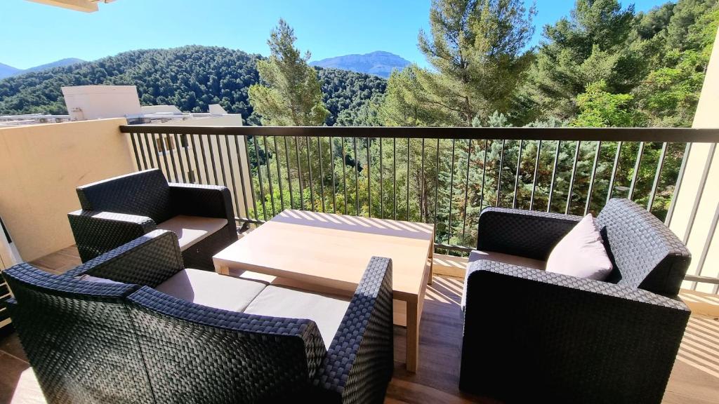d'un balcon avec des chaises et une table offrant une vue. dans l'établissement Appartement T4 115 m2 Super Valmont Chanot Velodrome Marseille, à Marseille