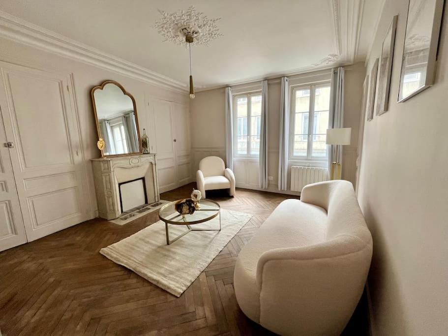 un salon avec un canapé et une table dans l'établissement Ecrin de coton, à Rouen