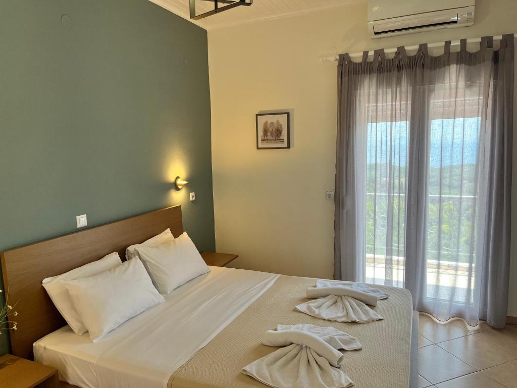 Postel nebo postele na pokoji v ubytování Anthoussa Rooms