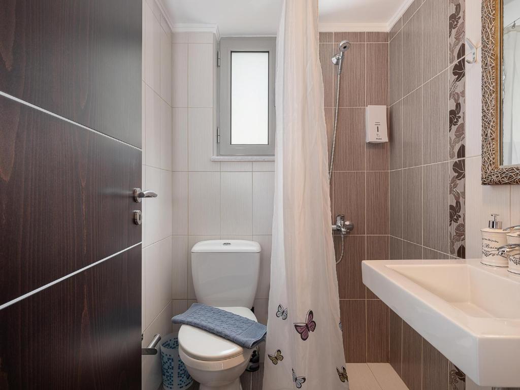 A bathroom at Villa Athinais