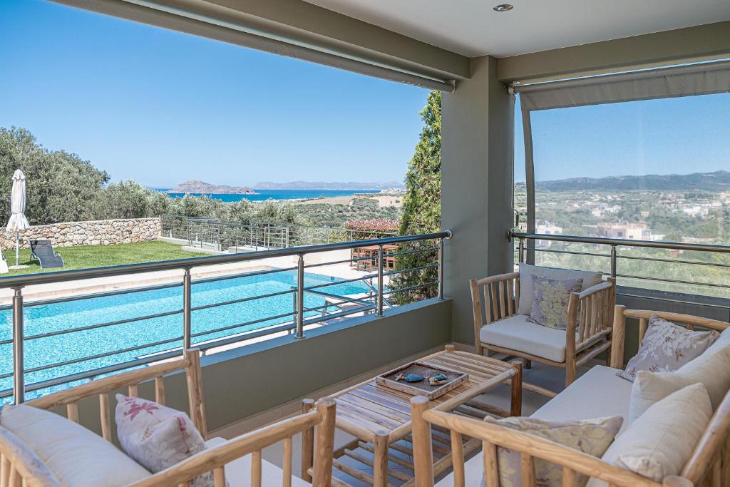 The swimming pool at or close to Villa Athinais