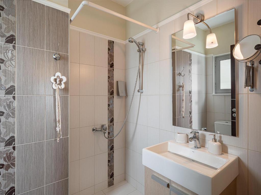 A bathroom at Villa Athinais