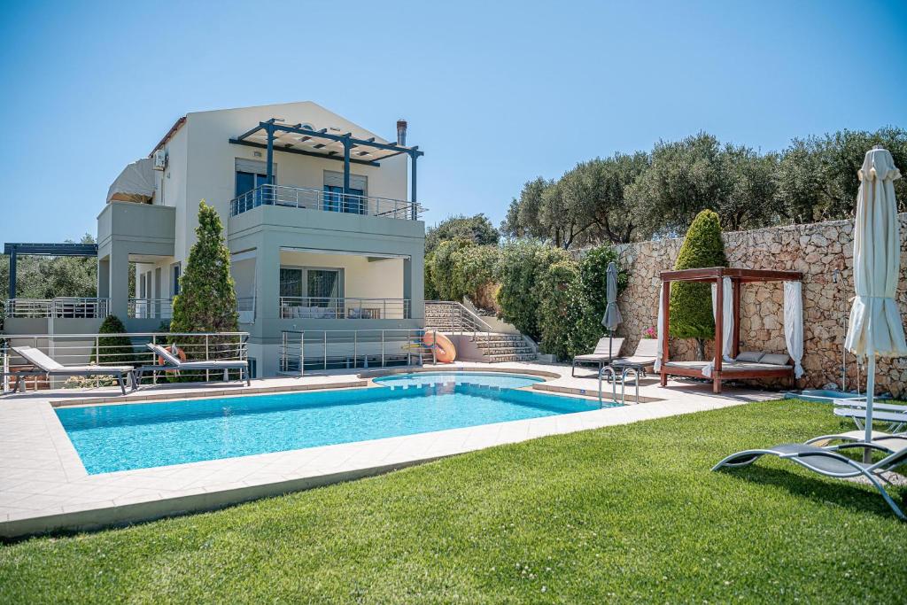 The swimming pool at or close to Villa Athinais