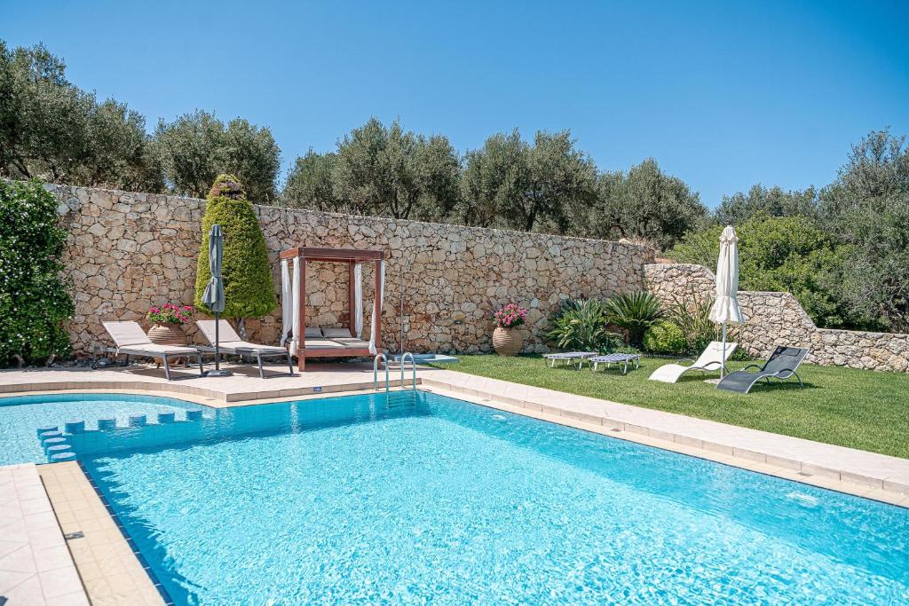 The swimming pool at or close to Villa Athinais