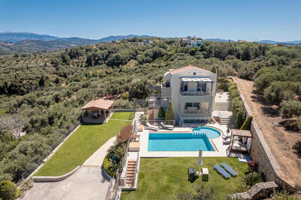 The swimming pool at or close to Villa Athinais