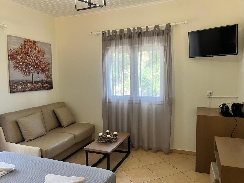 TV a/nebo společenská místnost v ubytování Anthoussa Rooms
