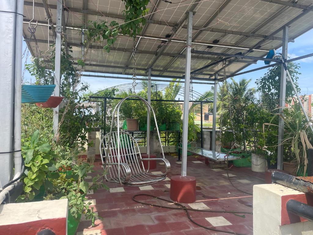 un giardino con un'altalena in una serra di Krishna Home Stay - Double room a Chennai
