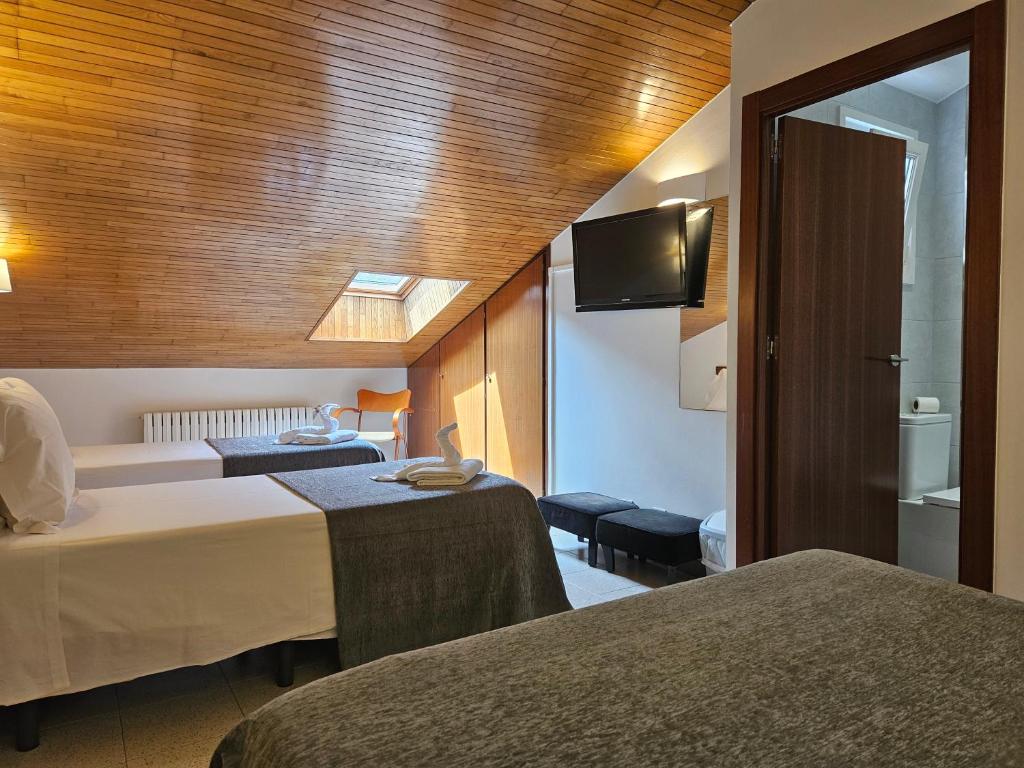 Postel nebo postele na pokoji v ubytování Hotel Les 7 Claus