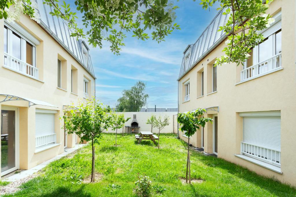 Vonkajšia záhrada v ubytovaní Blanc Mesnil Nid d'amour