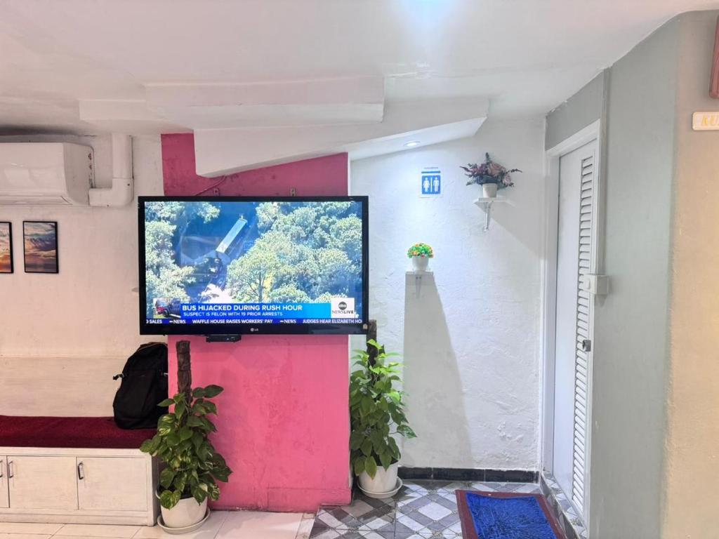 TV a/nebo společenská místnost v ubytování Miracle Gallery Hotel