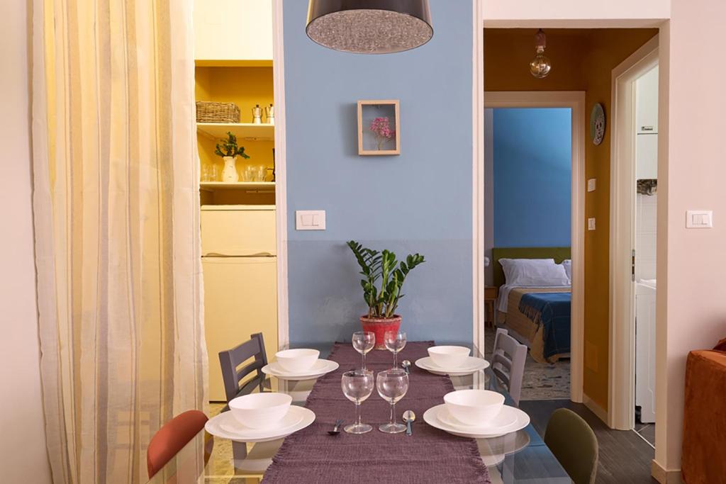 a dining room with a table with wine glasses at Gigi' Studio in Verona