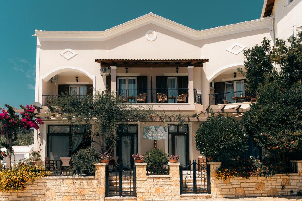 a house with a fence in front of it at Casa Evanti in Sivota
