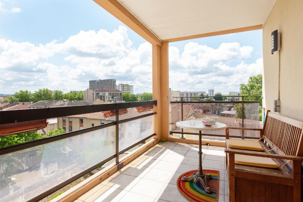 un balcon avec vue sur la ville dans l'établissement Le République T3 hyper-centre - parking - terrasse, à Toulouse