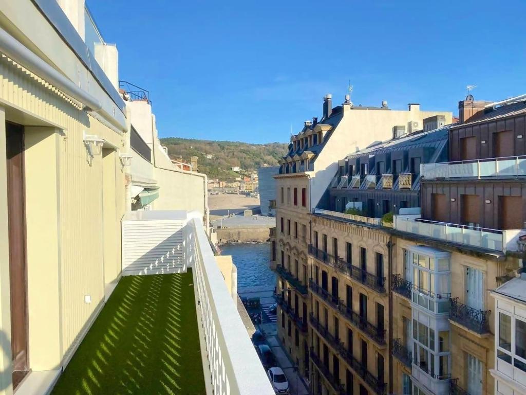 “The Palms” new, ac, terrace, calm near Old Town