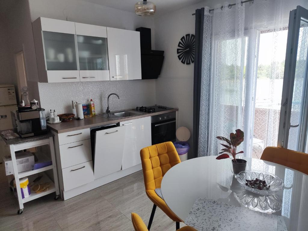 Kuchnia lub aneks kuchenny w obiekcie Seaview Holiday Apartments, Ventura Nin