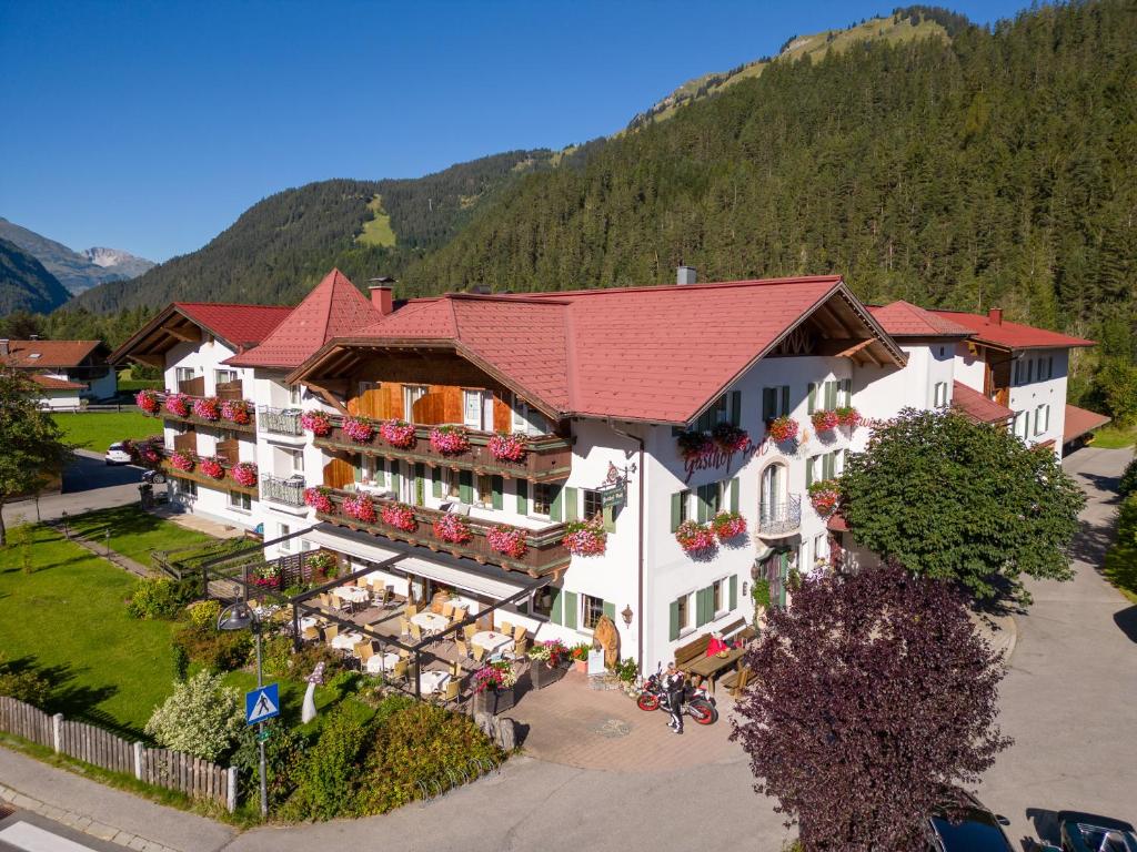 Nespecifikovaný výhled na hory nebo výhled na hory při pohledu z hotelu