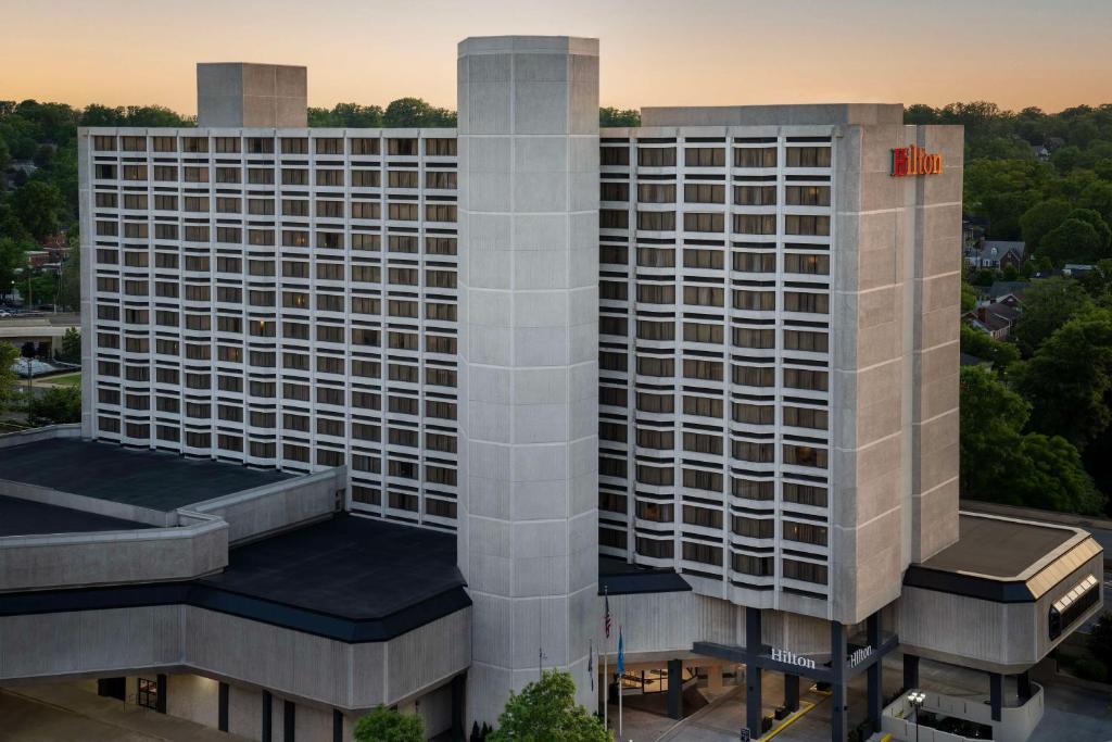 une vue aérienne d'un grand immeuble de bureaux dans l'établissement Hilton Arlington National Landing, à Arlington