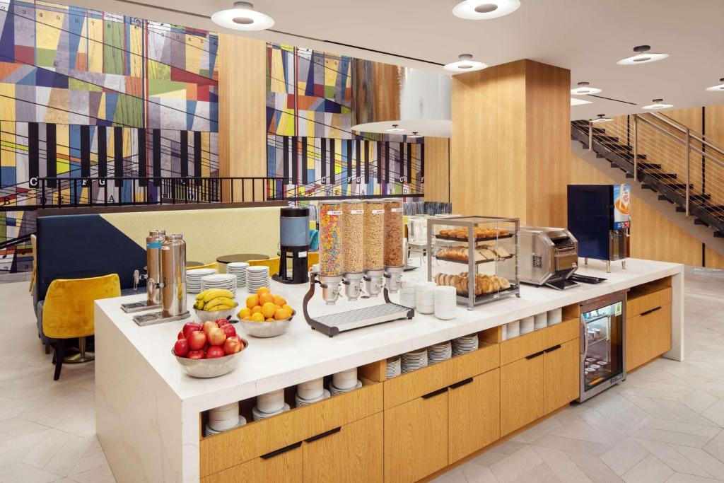eine Cafeteria mit einer Theke mit Obst darauf in der Unterkunft Hampton Inn by Hilton New York Times Square in New York
