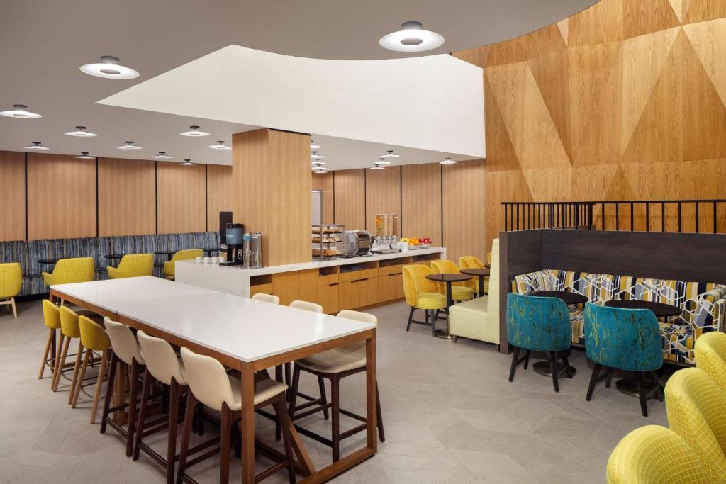 ein Esszimmer mit Tisch und Stühlen in der Unterkunft Hampton Inn by Hilton New York Times Square in New York