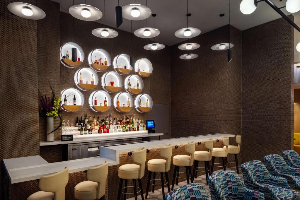 Lounge oder Bar in der Unterkunft Hampton Inn by Hilton New York Times Square