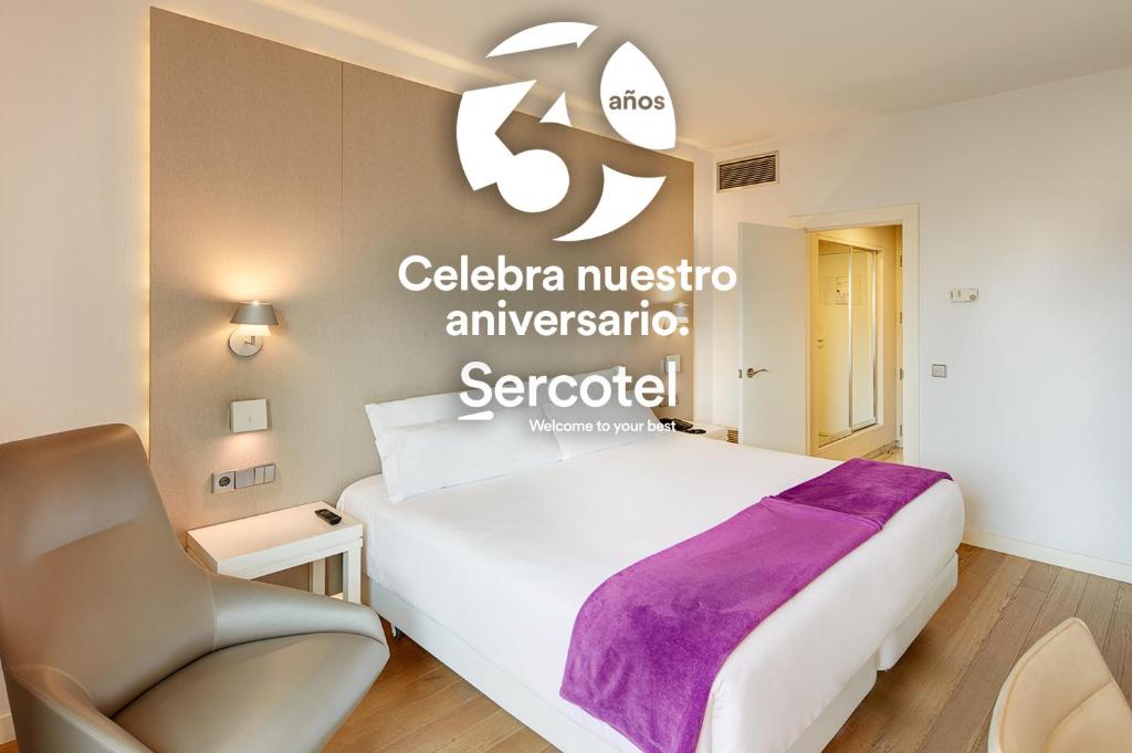 Habitación de hotel con cama y silla en Sercotel Amistad Murcia en Murcia