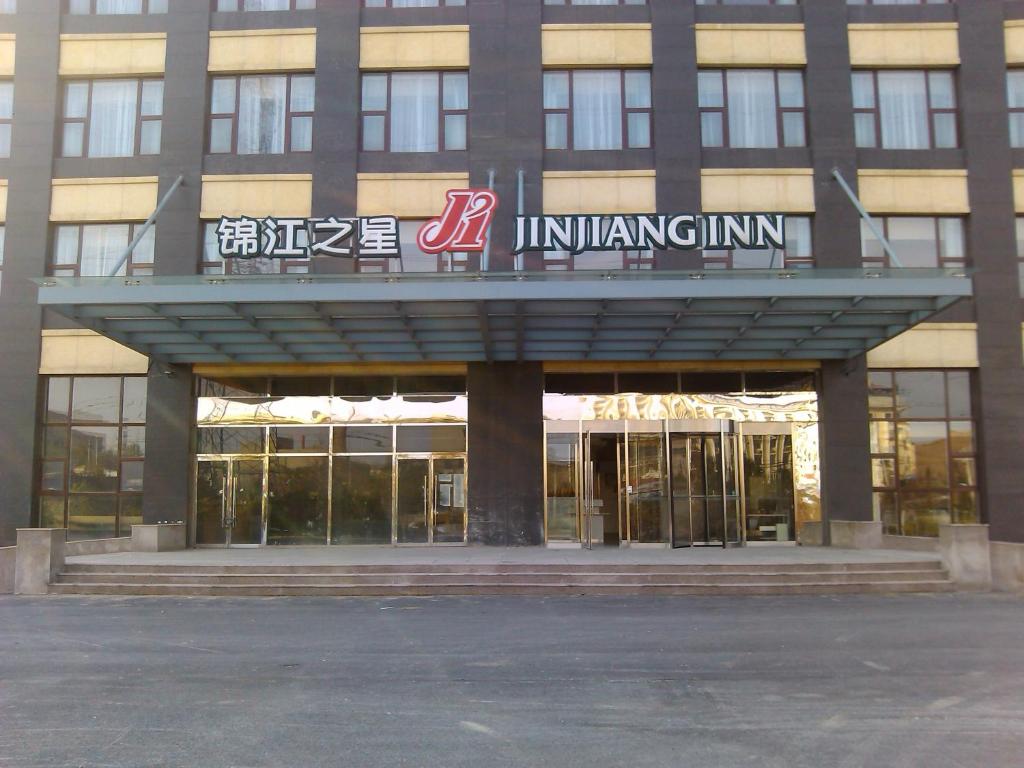 un edificio con un cartel encima en Jinjiang Inn Beijing East Lianshi Road en Pekín