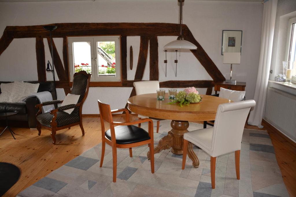 een eetkamer met een tafel en stoelen bij Ferienhaus 1534 in Neustadt an der Weinstraße