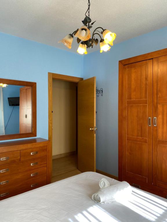 Un dormitorio con una cama con una cómoda y un espejo. en Casa Pepe, en Níjar
