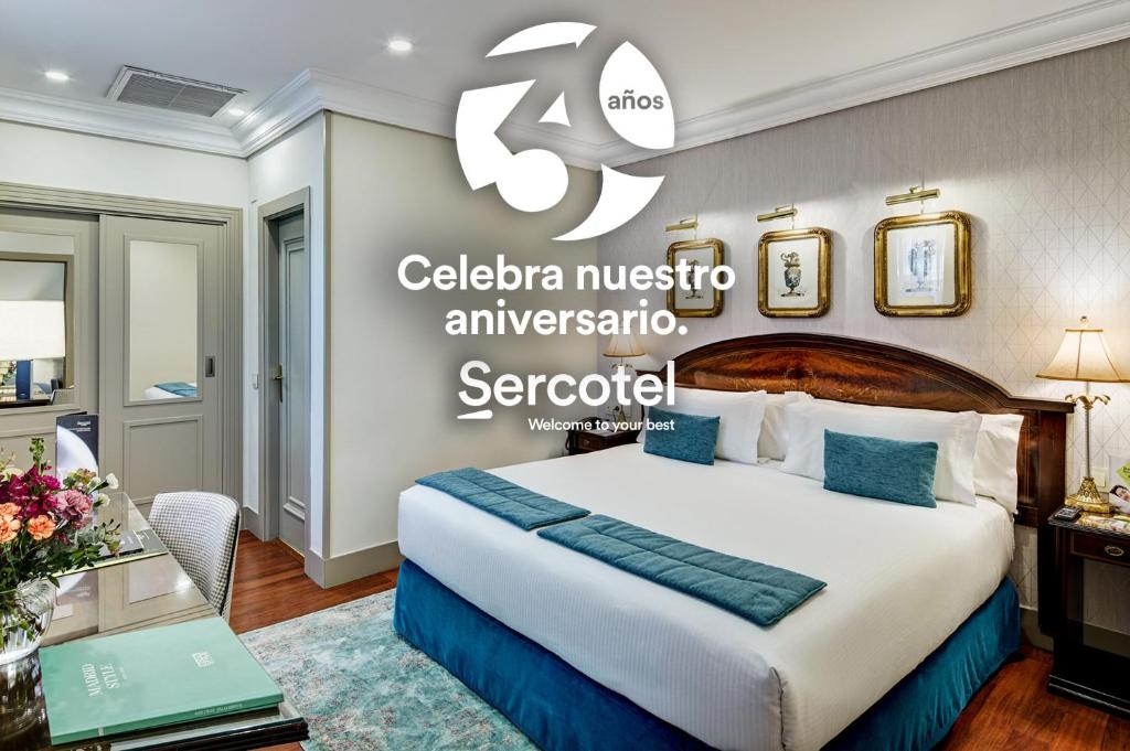 Cette chambre d'hôtel dispose d'un lit avec un panneau mural. dans l'établissement Sercotel Gran Hotel Conde Duque, à Madrid