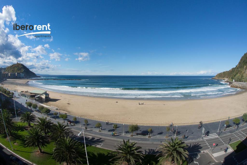 サン・セバスティアンにあるLa Plage Zurriola - IB. Apartmentsのビーチと海の景色を望めます。