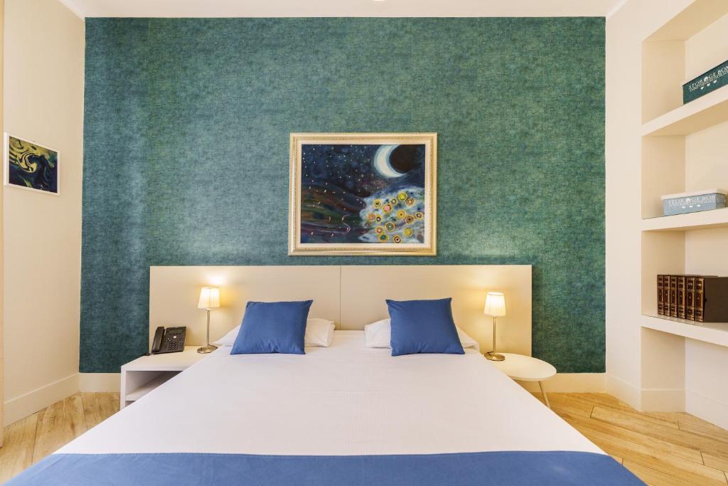 A bed or beds in a room at It's Room Naples