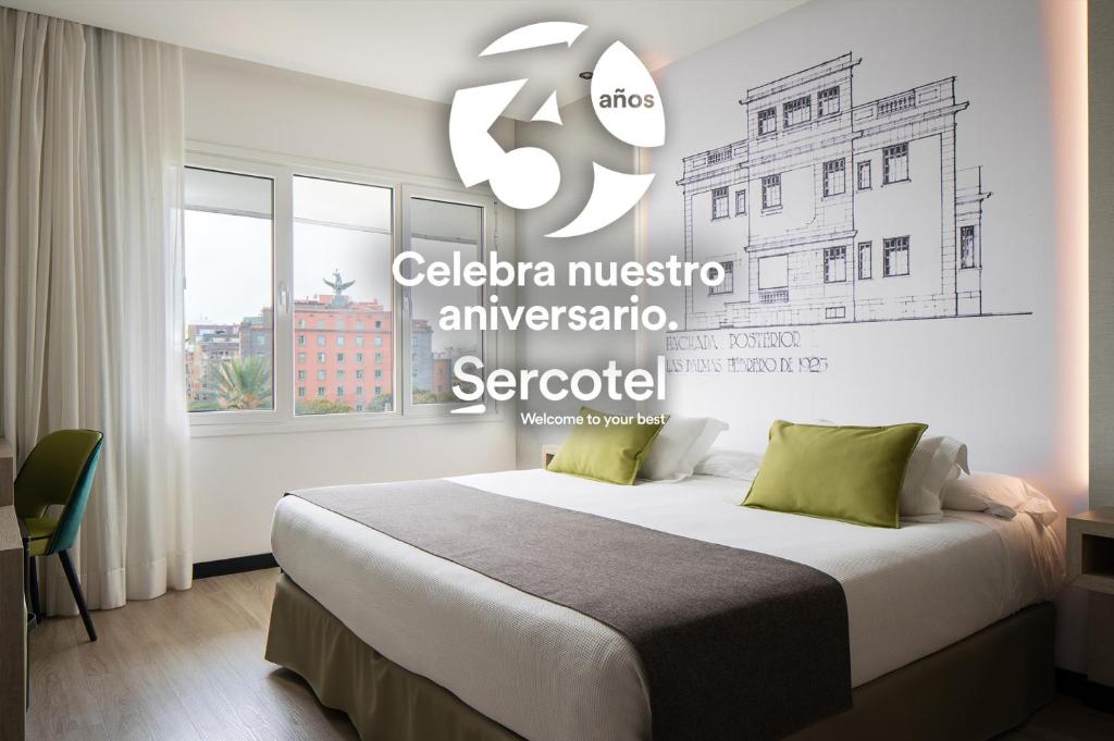 un dormitorio con una cama y un cartel que lee la musicagencyagencía de cedros en Sercotel Hotel Parque, en Las Palmas de Gran Canaria