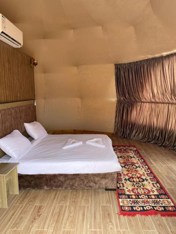 Katil atau katil-katil dalam bilik di Wadi Rum Faris