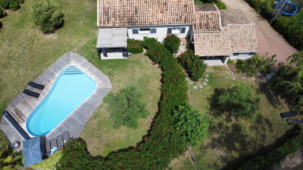 - une vue sur la piscine dans la cour dans l'établissement Villa Katiris, à Porto-Vecchio