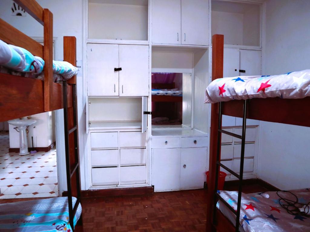 Una cama o camas en una habitación de Jabulani Nairobi Backpackers Hostel
