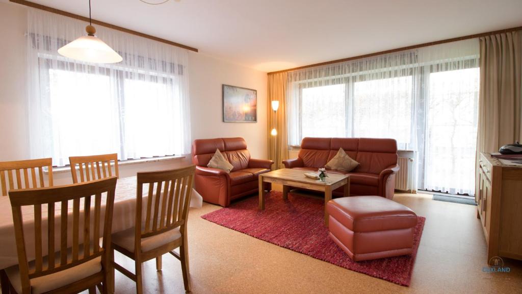 una sala de estar con un sofá y una mesa en Haus Kerstin Duhnen Wohnung 8, en Cuxhaven